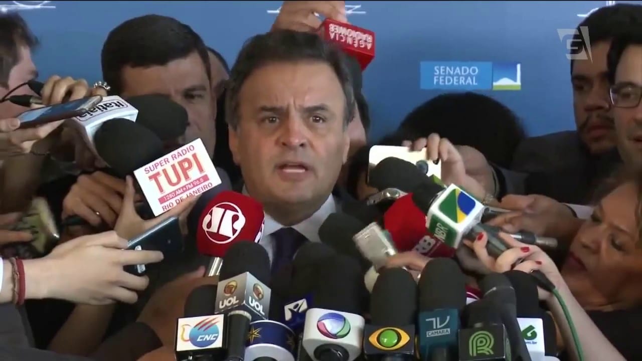 STF devolve mandato a Aécio