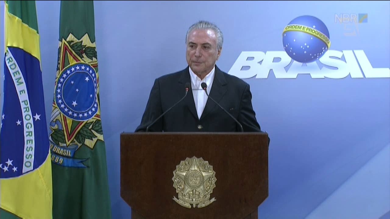 Câmara adia denúncia contra Temer