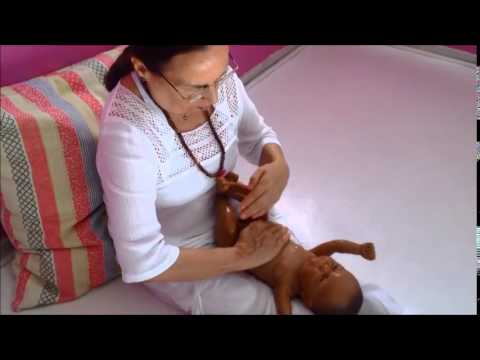 Aprenda a fazer massagem para prevenir cólicas de bebês