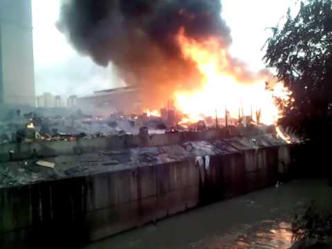 Bombeiros tentam controlar incêndio em favela na Zona Leste de SP